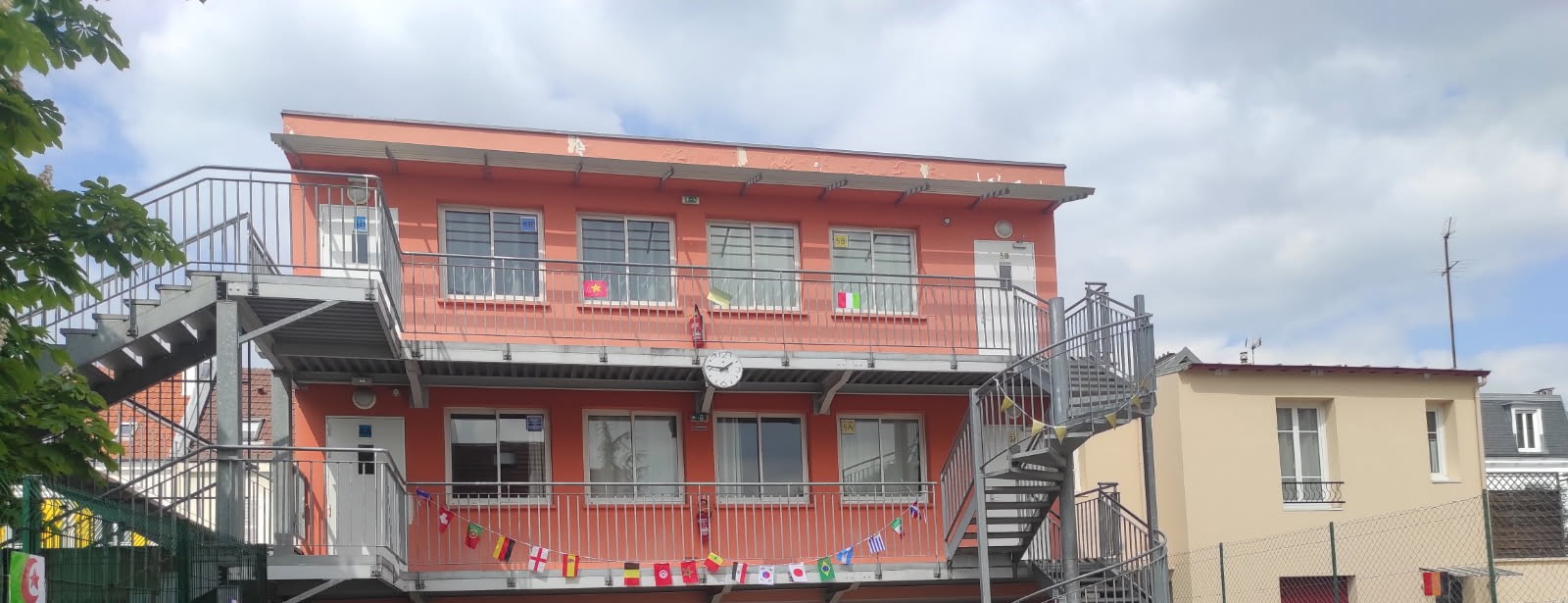 Drapeaux du monde décorant une classe du Collège Chambertin